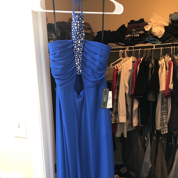 Formal dress - Picture 1 of 3